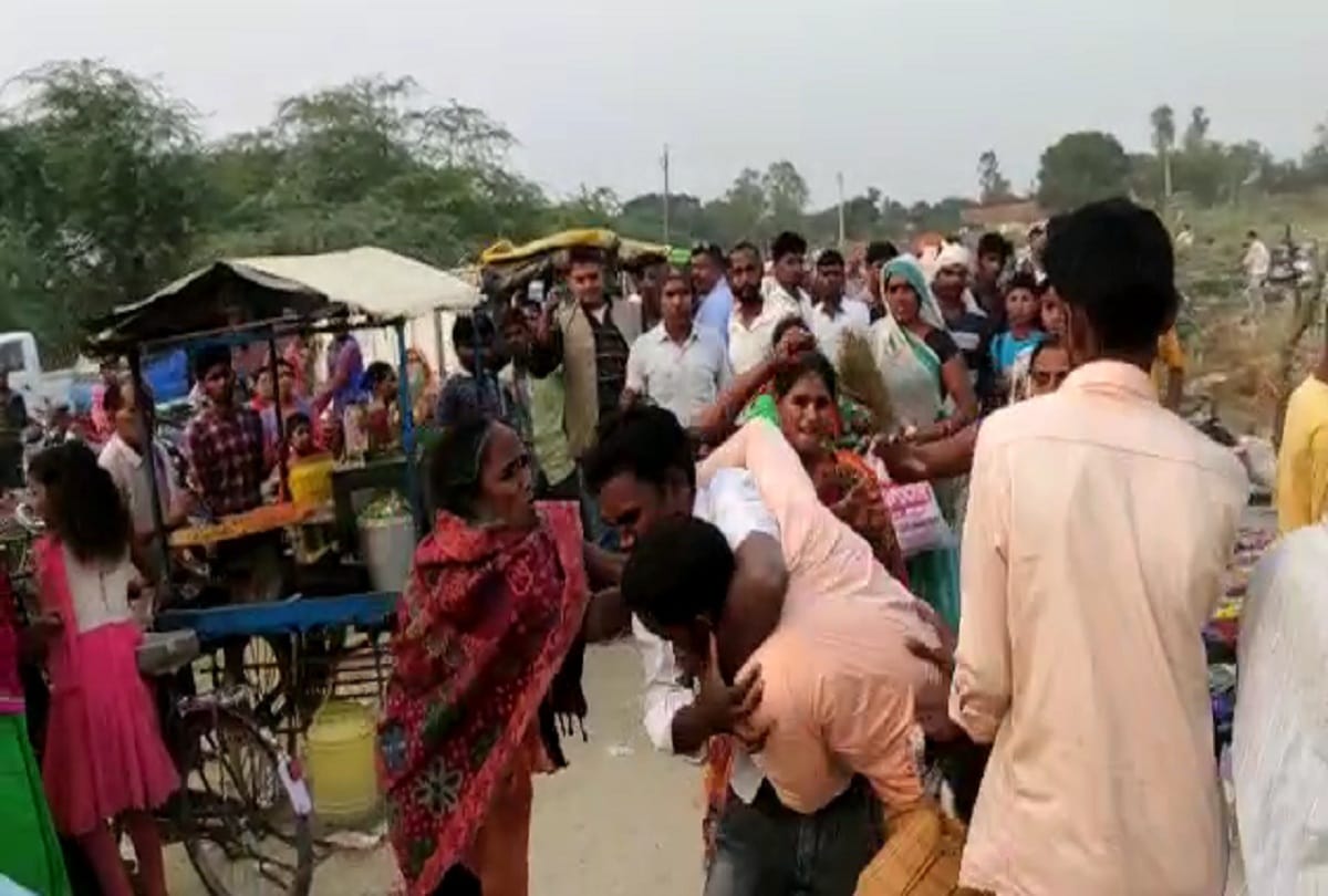 young man beaten by many women and people over molestation in pratapgarh