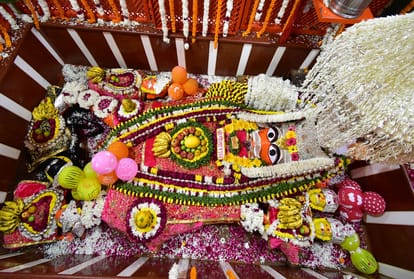 Tableaux in Hanuman temples adorned on Jayanti, praying for freedom from corona epidemic