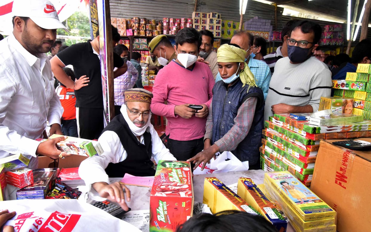 Game in the sale of firecrackers, the government's guideline flew into the firecrackers' smoke, loud ears were broken