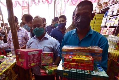 Game in the sale of firecrackers, the government's guideline flew into the firecrackers' smoke, loud ears were broken