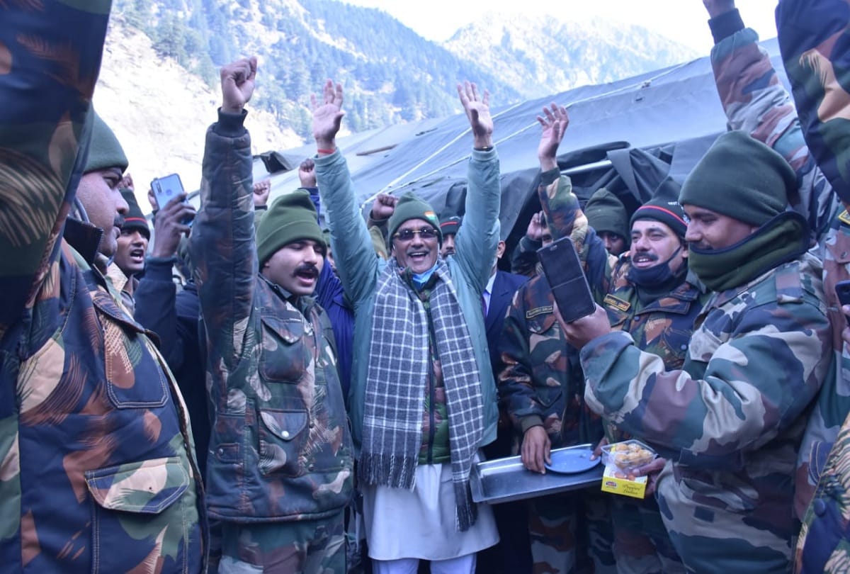 CM Trivendra Singh Rawat celebrated Diwali in Uttarkashi, met Army and ITBP soldiers