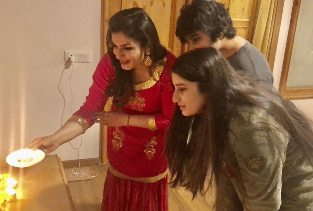 raveena Tandon Celebrates Diwali With Family by online video call