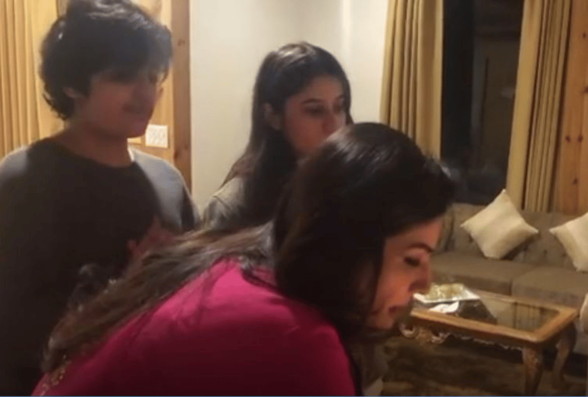 raveena Tandon Celebrates Diwali With Family by online video call