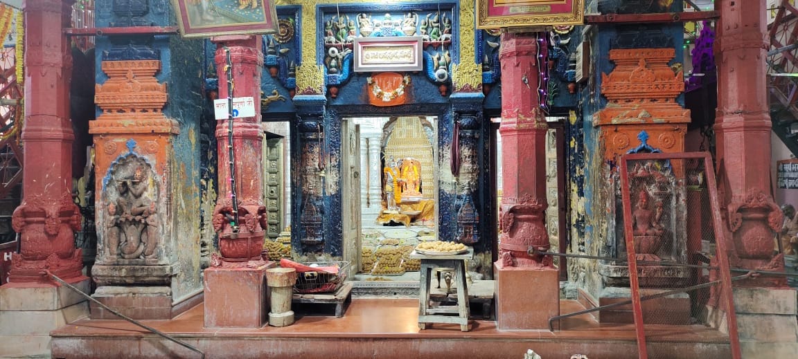 grand decoration of silver Panchabadan statue in Kashi Vishwanath temple 56 types of dishes were offered