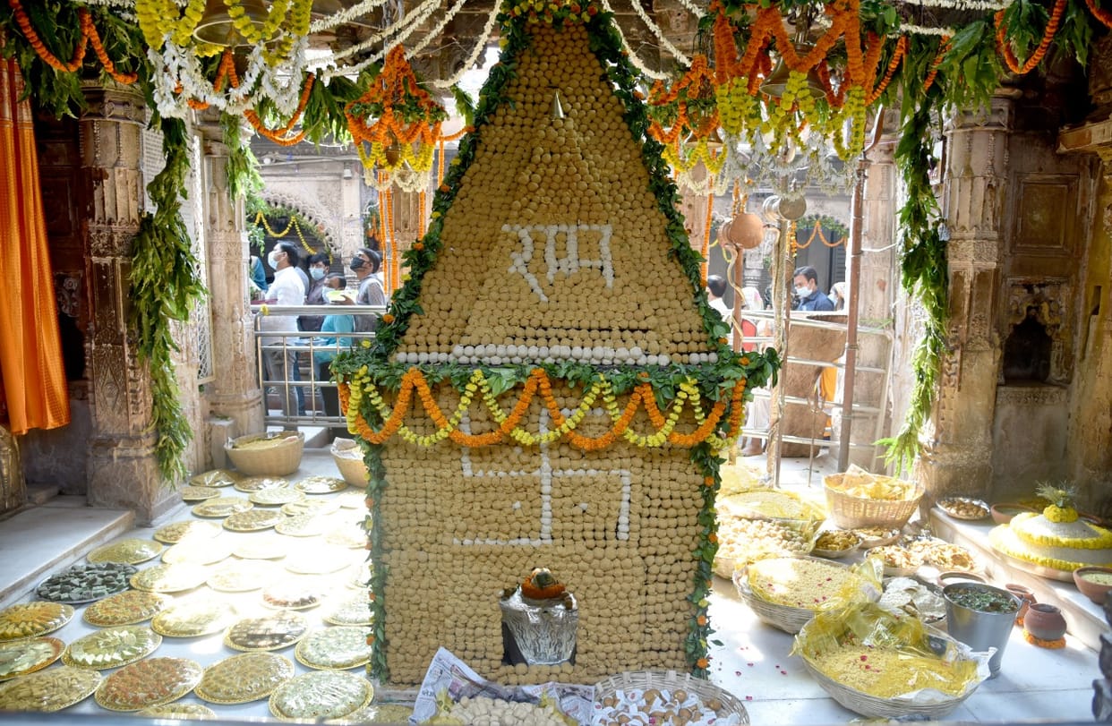 grand decoration of silver Panchabadan statue in Kashi Vishwanath temple 56 types of dishes were offered