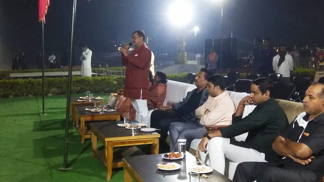 Ghazipur SP entertains training police personnel by singing songs on Deepawali