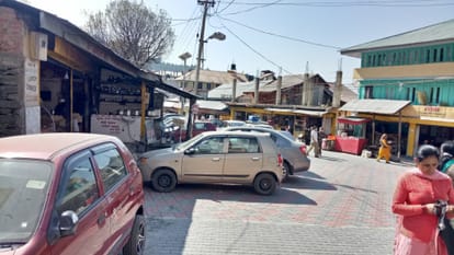 पार्किंग न होने से सराहन के मुख्य बाजार मे खड़ी गाड़ियां ।
