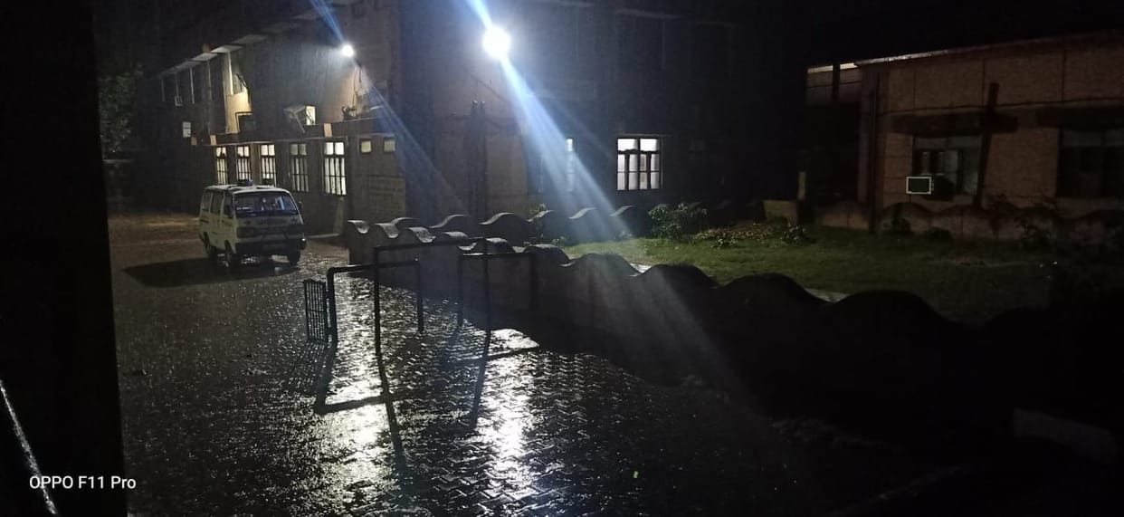 Hathras: The late evening rain with strong wind increased the winter
