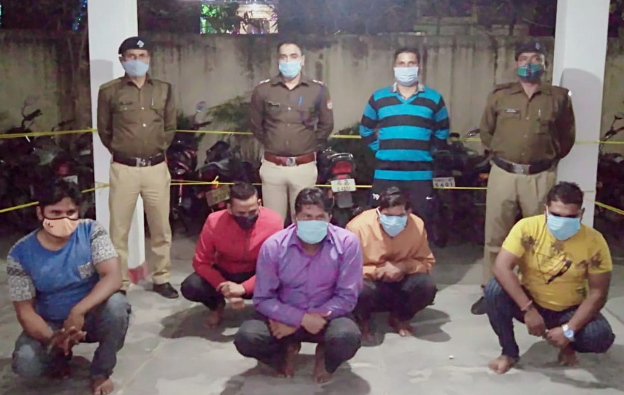 Police caught five gambling, one escaped