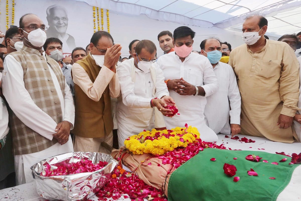 Senior BJP Leader Kailash Sarang cremated today, Died during treatment in mumbai