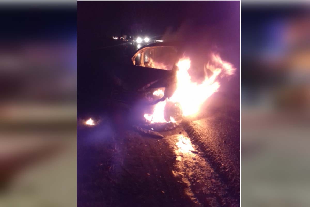 car burnt after hitting by a tourist bus in shamli, passenger narrow escape