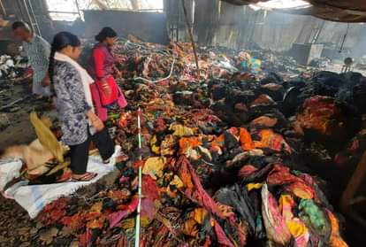 कपड़ा गोदाम में लगी आग