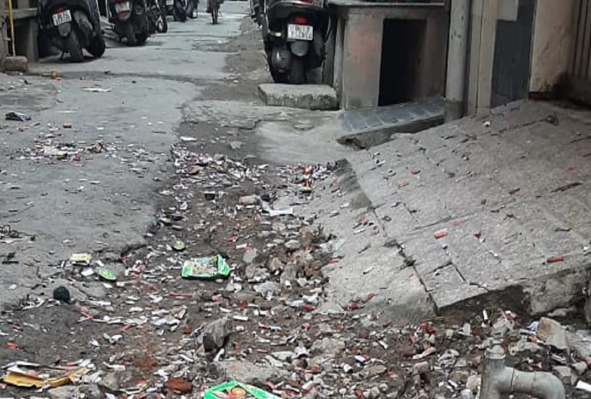Diwali 2020 Delhi people burn crackers though being banned waste materials spreads out on roads