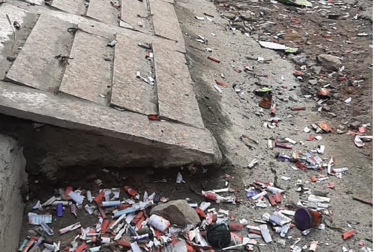 Diwali 2020 Delhi people burn crackers though being banned waste materials spreads out on roads
