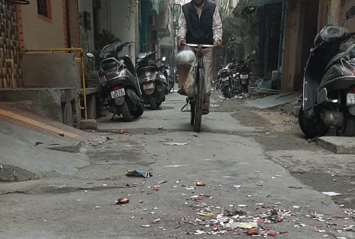 Diwali 2020 Delhi people burn crackers though being banned waste materials spreads out on roads