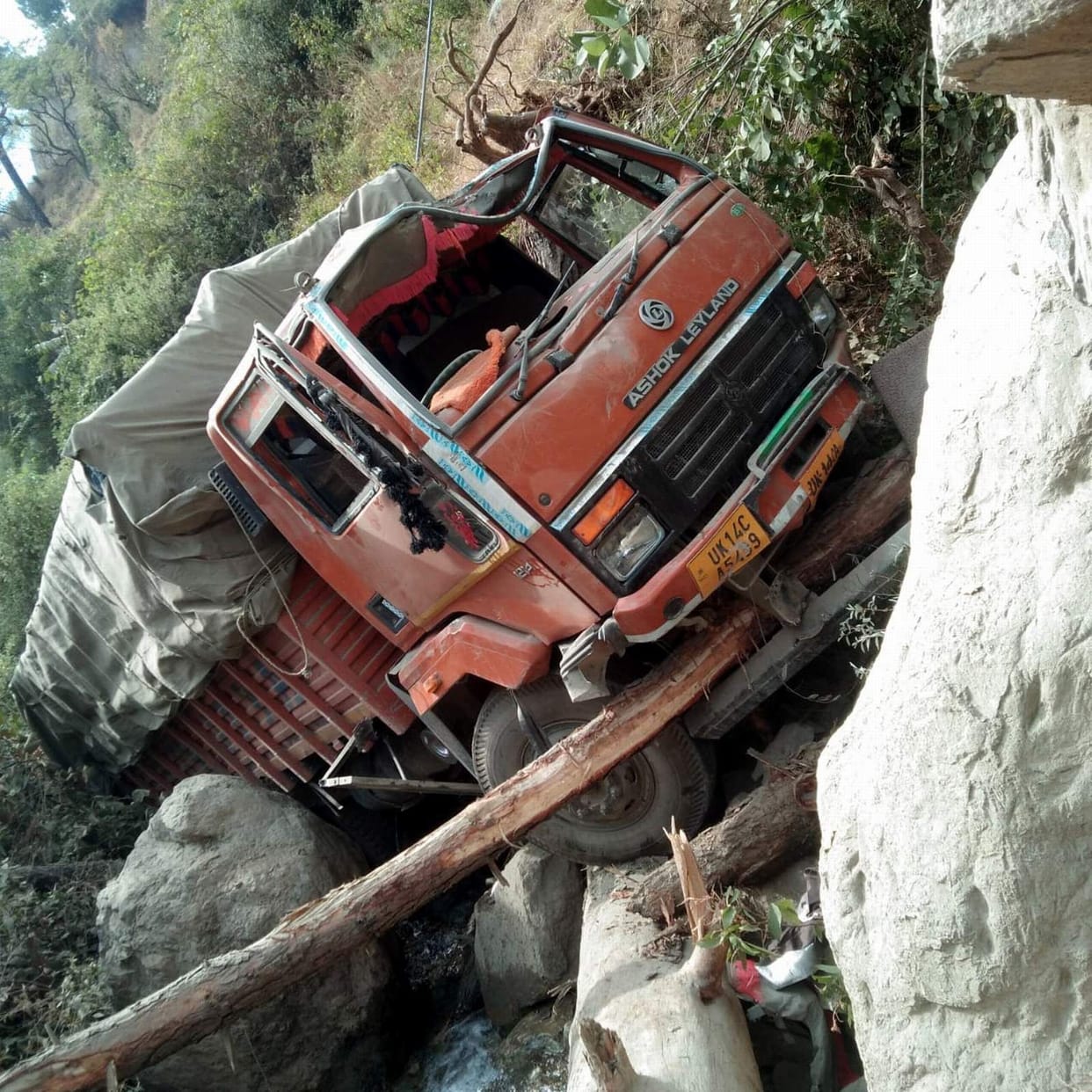 Truck falls into a ditch on Yamunotri highway, five injured
