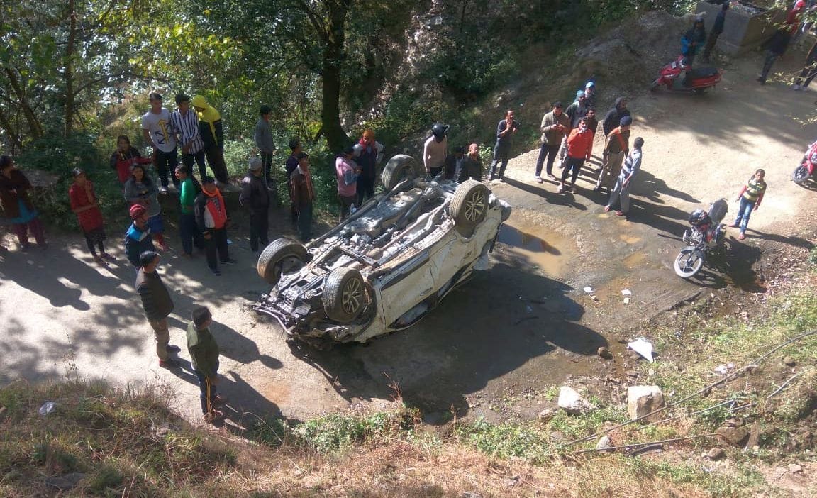 Car falls into a ditch, father dies, four people including son injured