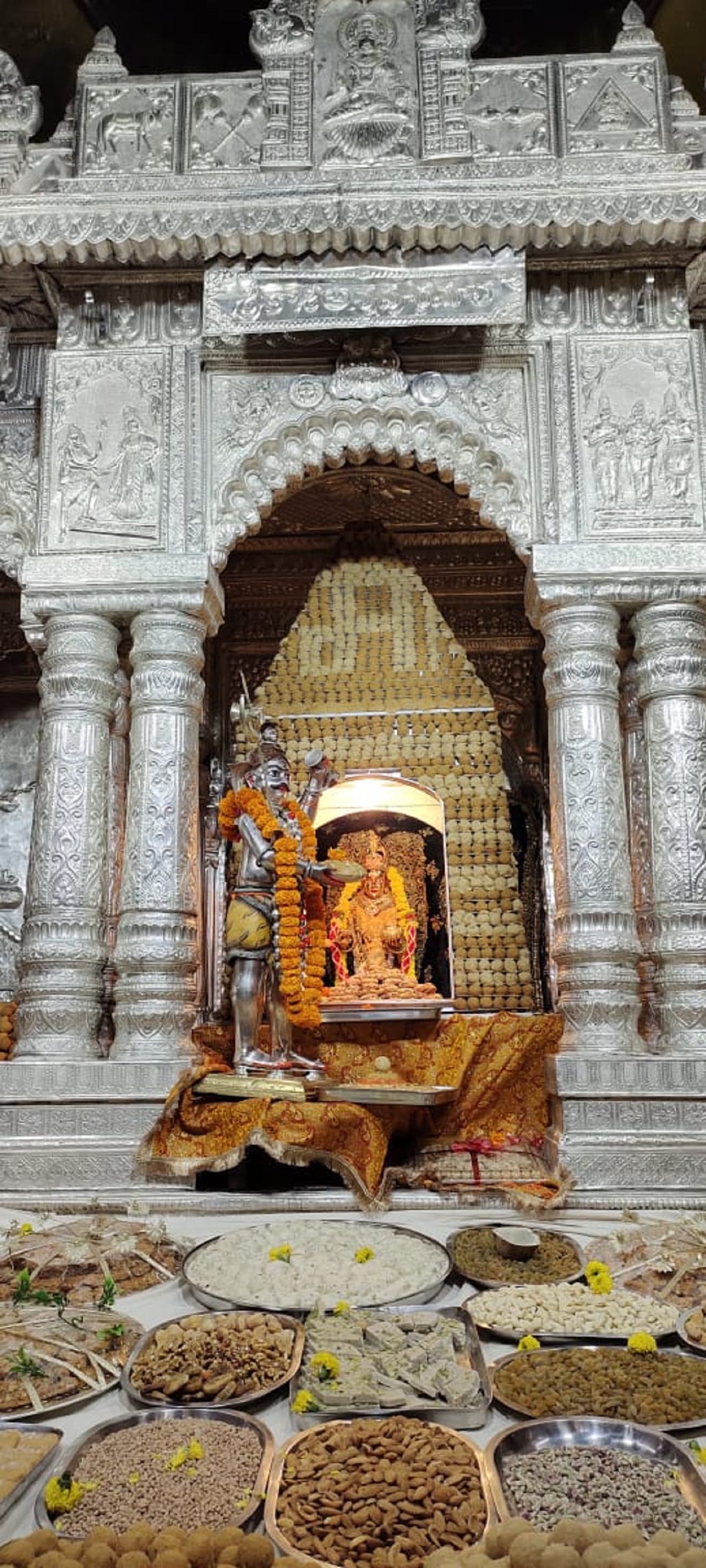 grand decoration of silver Panchabadan statue in Kashi Vishwanath temple 56 types of dishes were offered