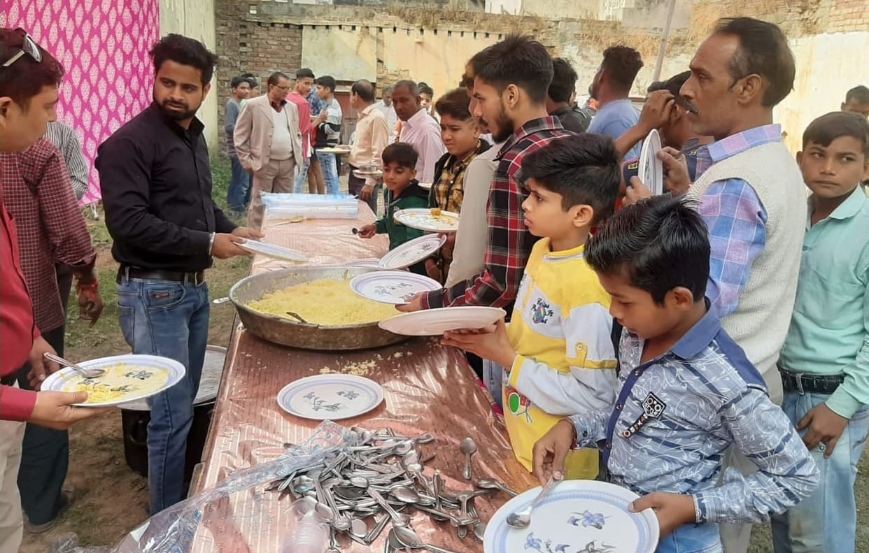 Worshiped Govardhan and offered Annakoot