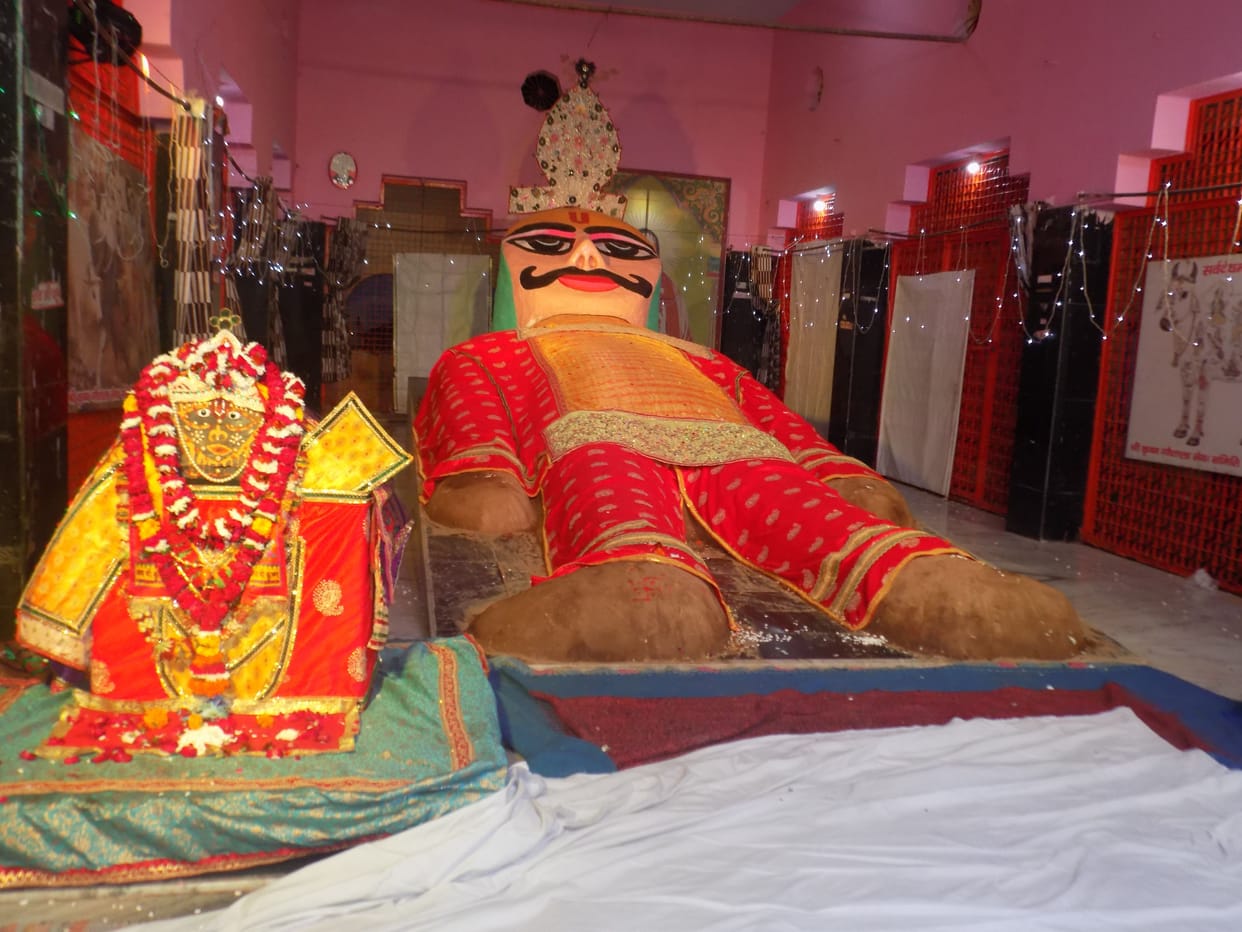 Hathras: Worshiping Govardhan with pomp, enjoyment of Annakoot, devotees revolve