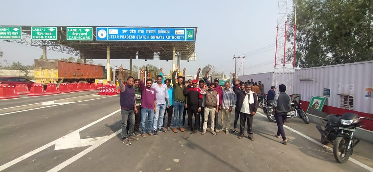 Sparrows demonstrated at the Kolki toll plaza
