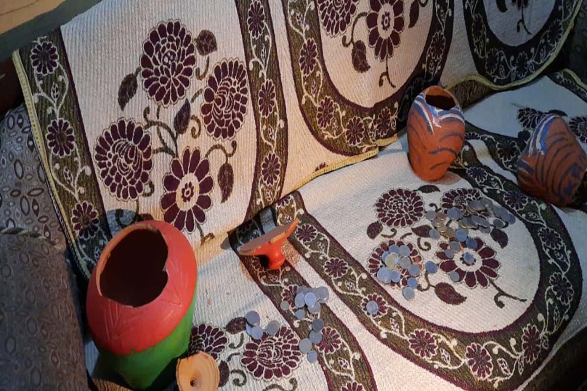 half a dozen crooks robbed the family by making hostage in saharanpur last night