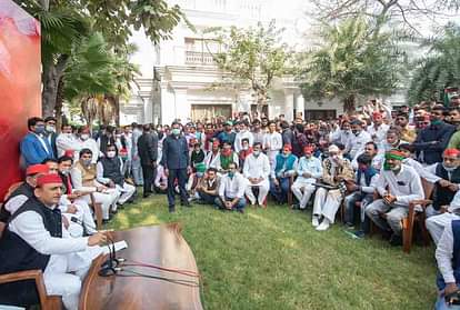 Akhilesh arrived at Saifai to celebrate Diwali, gifted him to uncle Shivpal