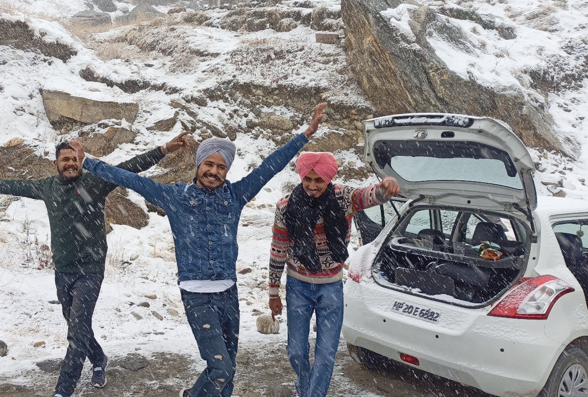 Himachal News: Fresh snowfall in Lahaul Manali Leh road closed