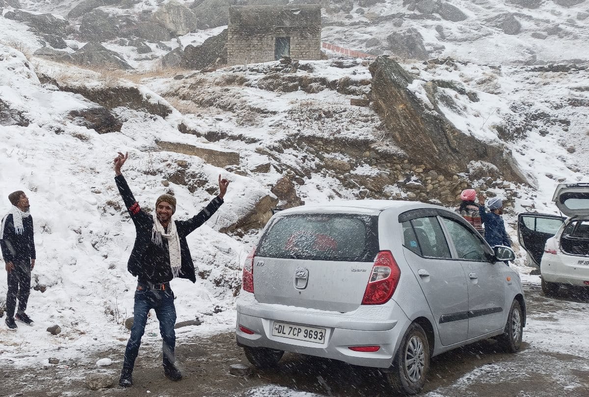 Himachal News: Fresh snowfall in Lahaul Manali Leh road closed