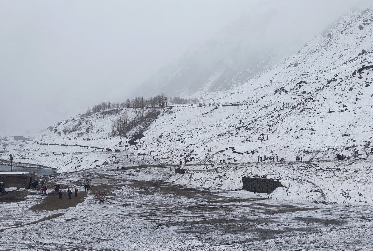 Himachal News: Fresh snowfall in Lahaul Manali Leh road closed