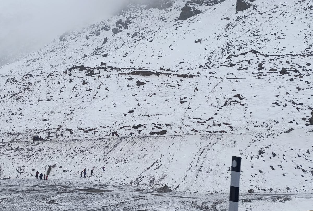 Himachal News: Fresh snowfall in Lahaul Manali Leh road closed