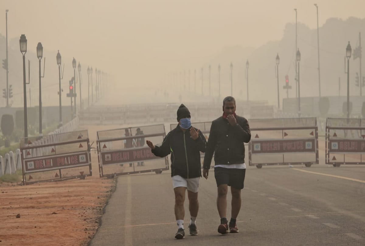 Pollution level rises in Delhi after Diwali night thick layer of smog covers capital
