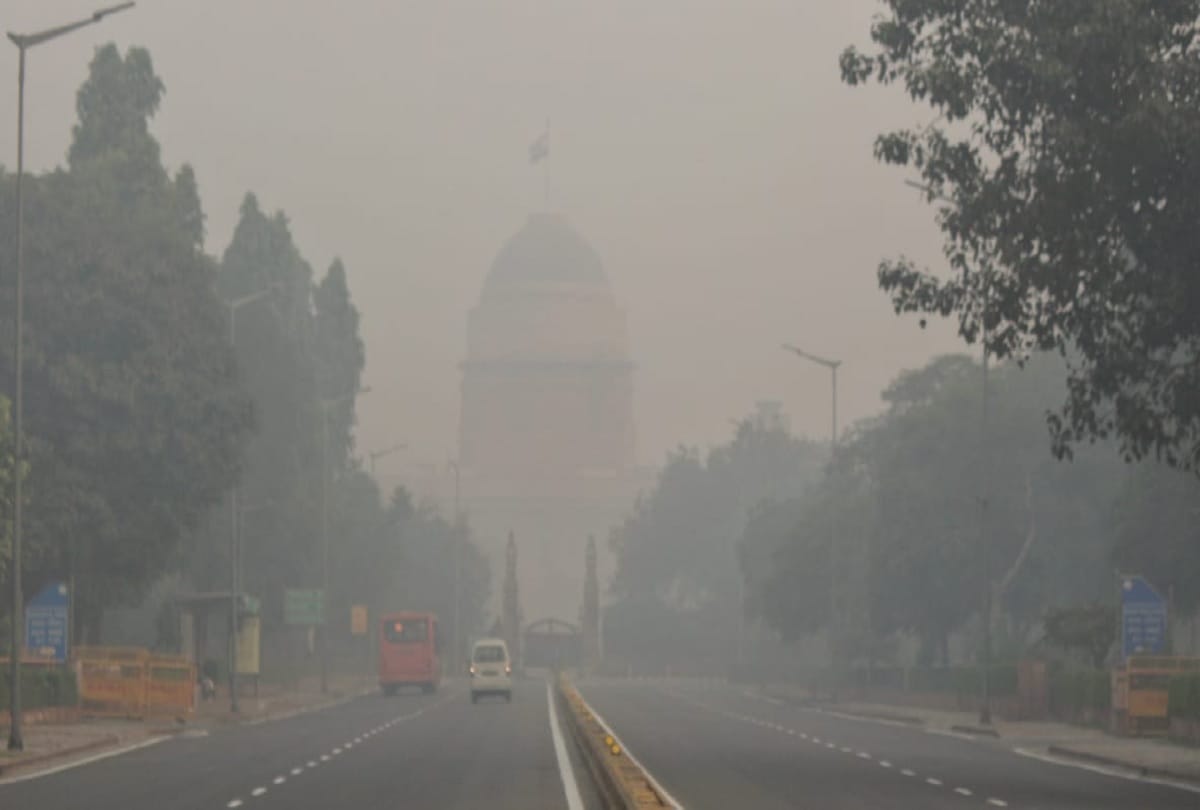 Pollution level rises in Delhi after Diwali night thick layer of smog covers capital