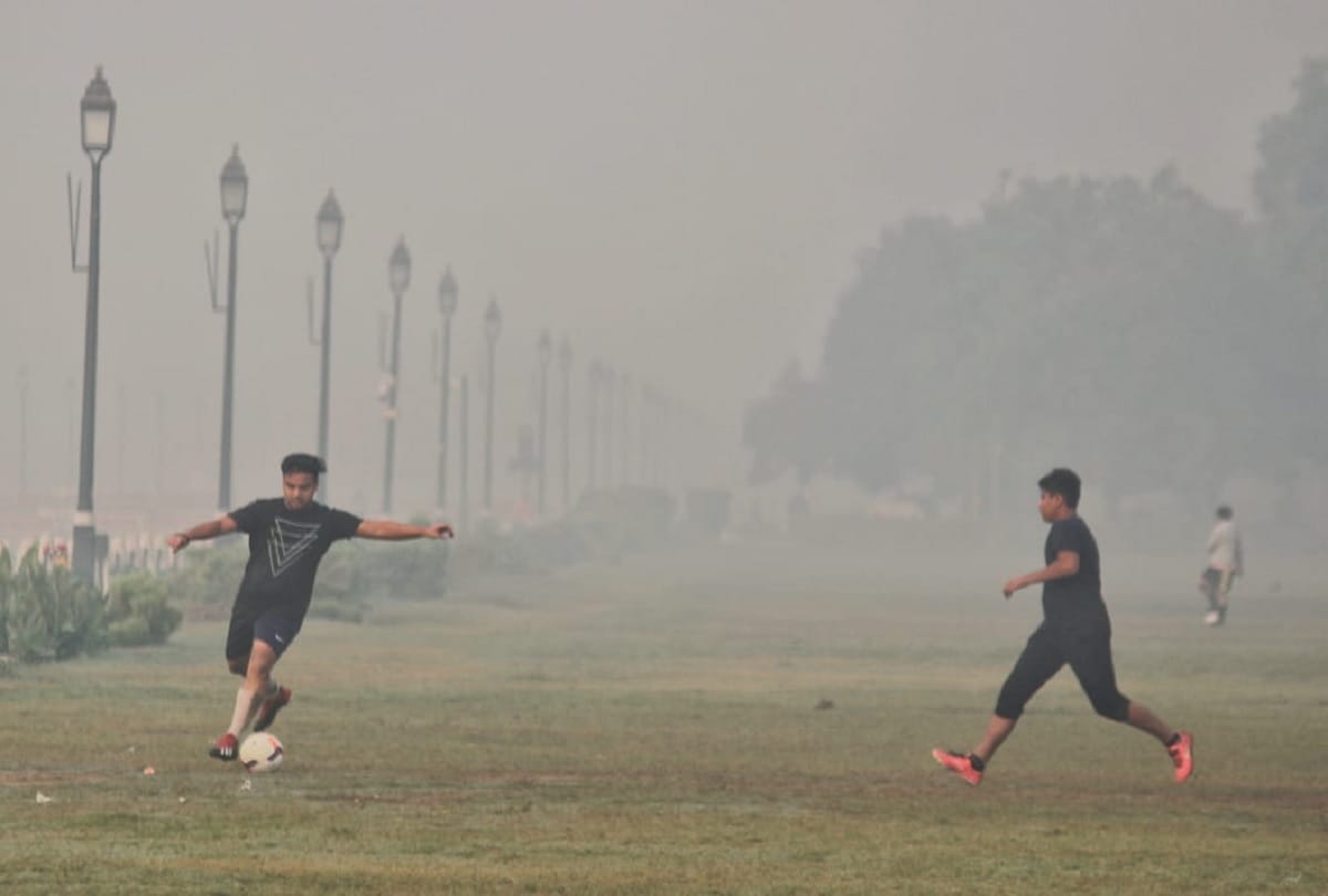 Pollution level rises in Delhi after Diwali night thick layer of smog covers capital