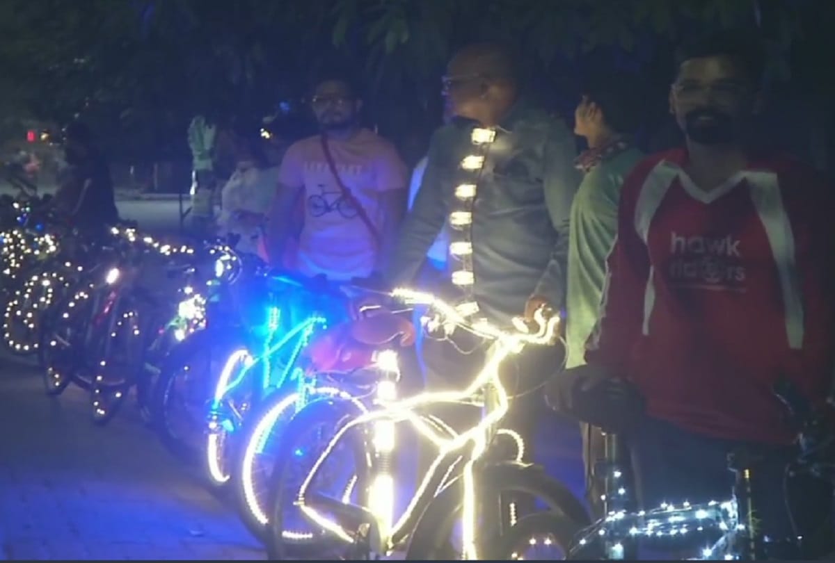 Rider group holds rally with illuminated bicycle, gives message to save environment