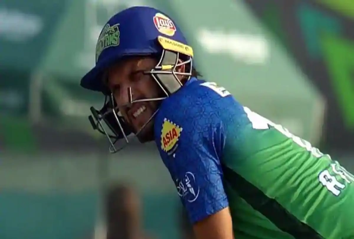 Shahid Afridi wearing a dangerous looking helmet in PSL match