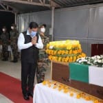 शहीद जवान को श्रद्धांजलि अर्पित करते मुख्यमंत्री सोनोवाल