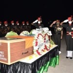 सिपाही जोंधले ऋषिकेश रामचंद्र को श्रद्धांजलि देते अधिकारी....