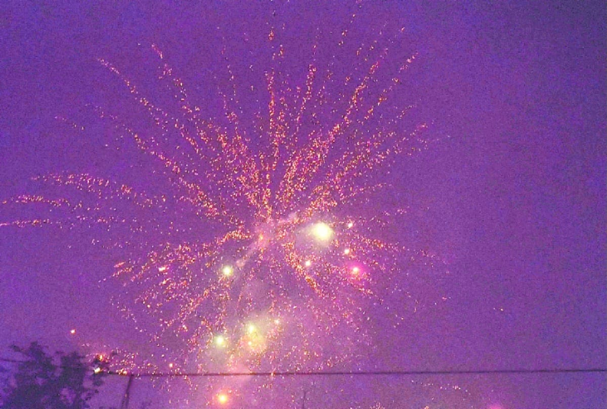 Firecrackers cracked despite ban, thick sheet of stifling haze in North India