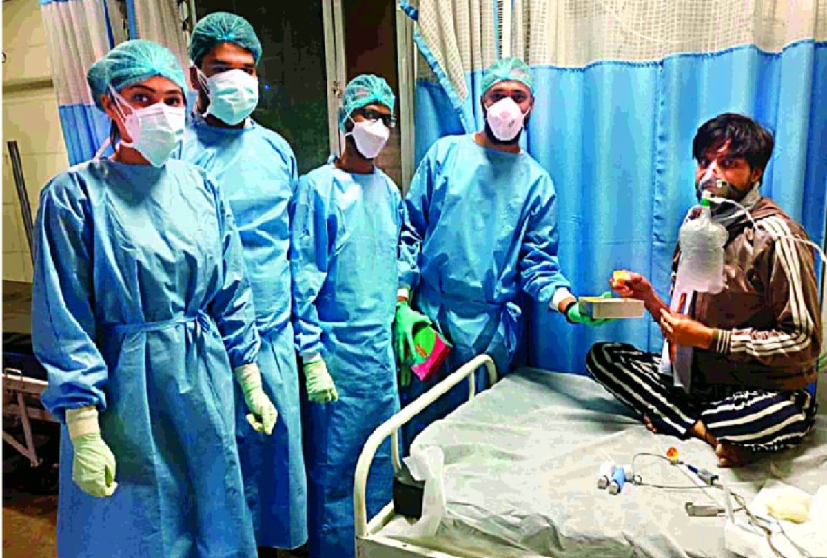 Doctors celebrate the festival by feeding sweets to Corona patients