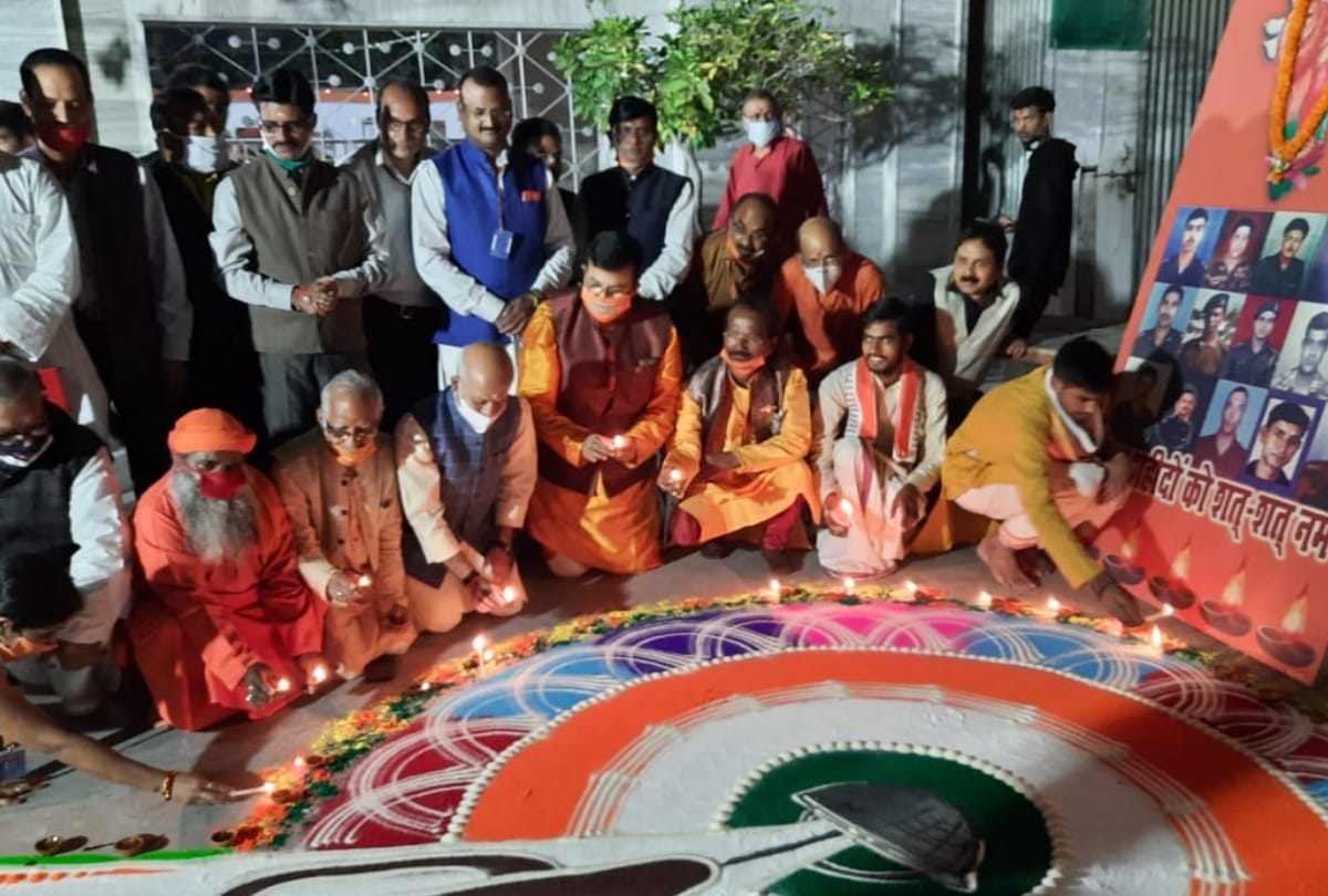 11 thousand lamps lit at bheem sarovar of Gorakhnath temple in memory of martyrs