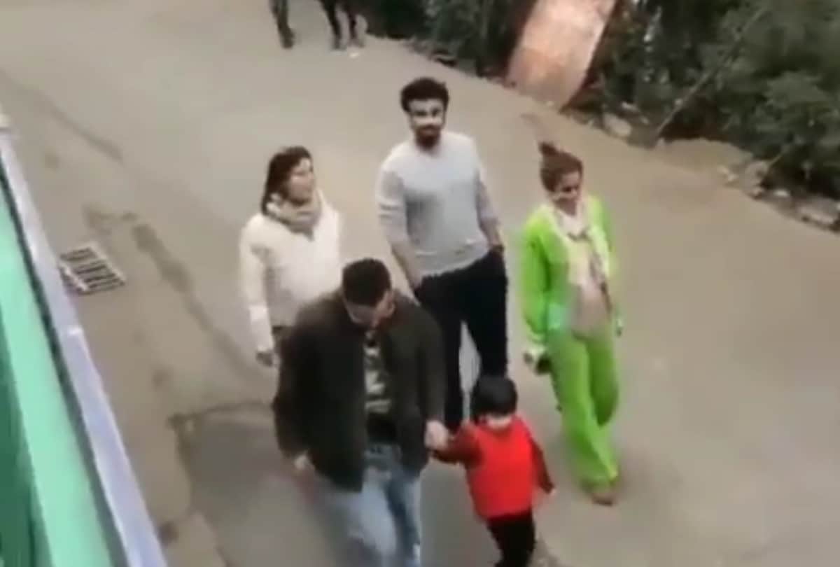 Kareena Kapoor Saif Ali Khan Malaika Arora arjun kapoor in Dharamshala, Taimur yells no photo