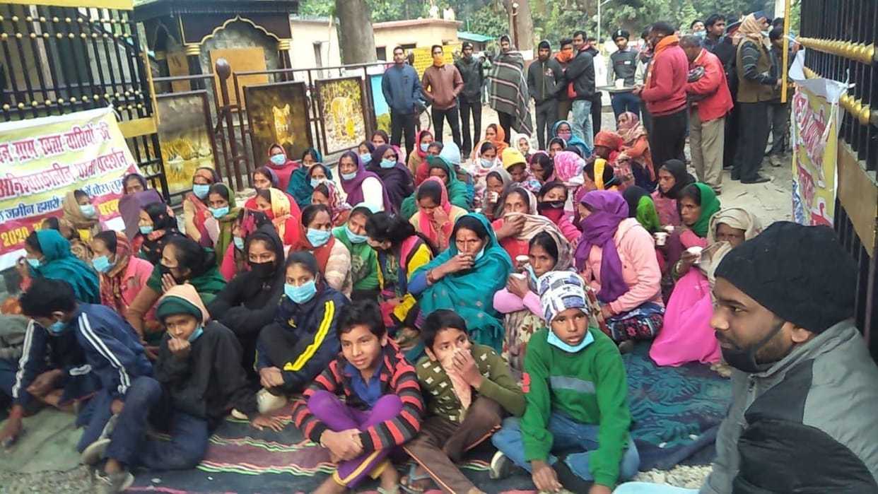 Villagers blocked the path of tourist vehicles