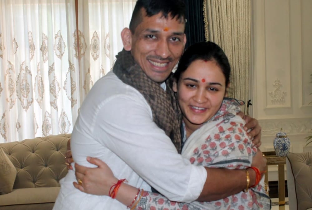 Aparna Yadav worshipped a cow on Govardhan Pooja.