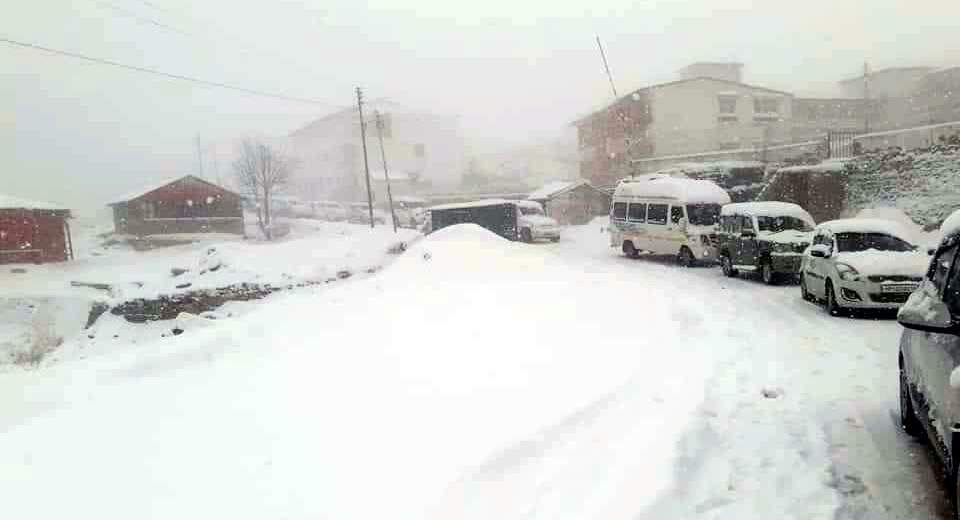 First snowfall of season in Auli, tourists visit
