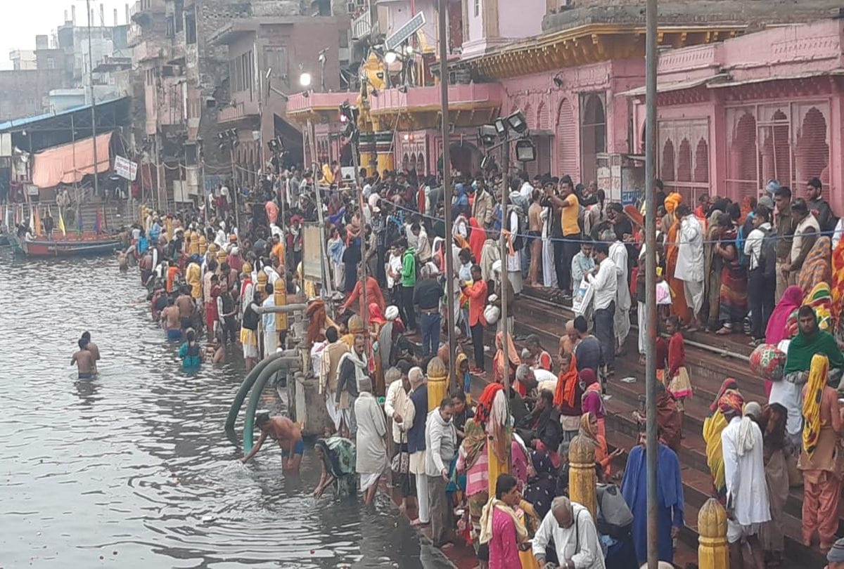 bhaiya dooj celebrate devotees take bath in yamuna on Yama Dwitiya