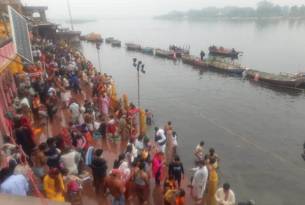 Bhai Dooj 2021 Yamuna Snan Mathura News in Hindi: brothers and sisters taking holy bath in yamuna in mathura