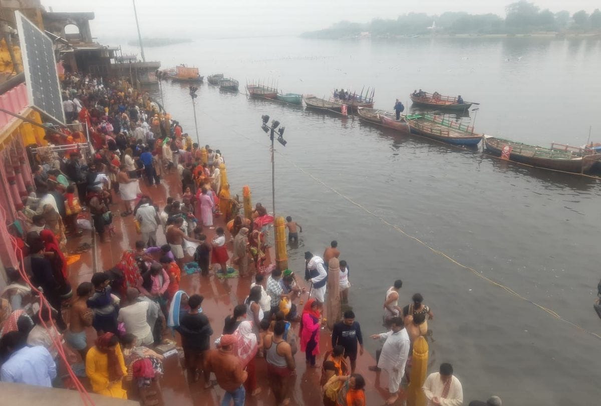 Bhai Dooj 2021 Yamuna Snan Mathura News in Hindi: brothers and sisters taking holy bath in yamuna in mathura