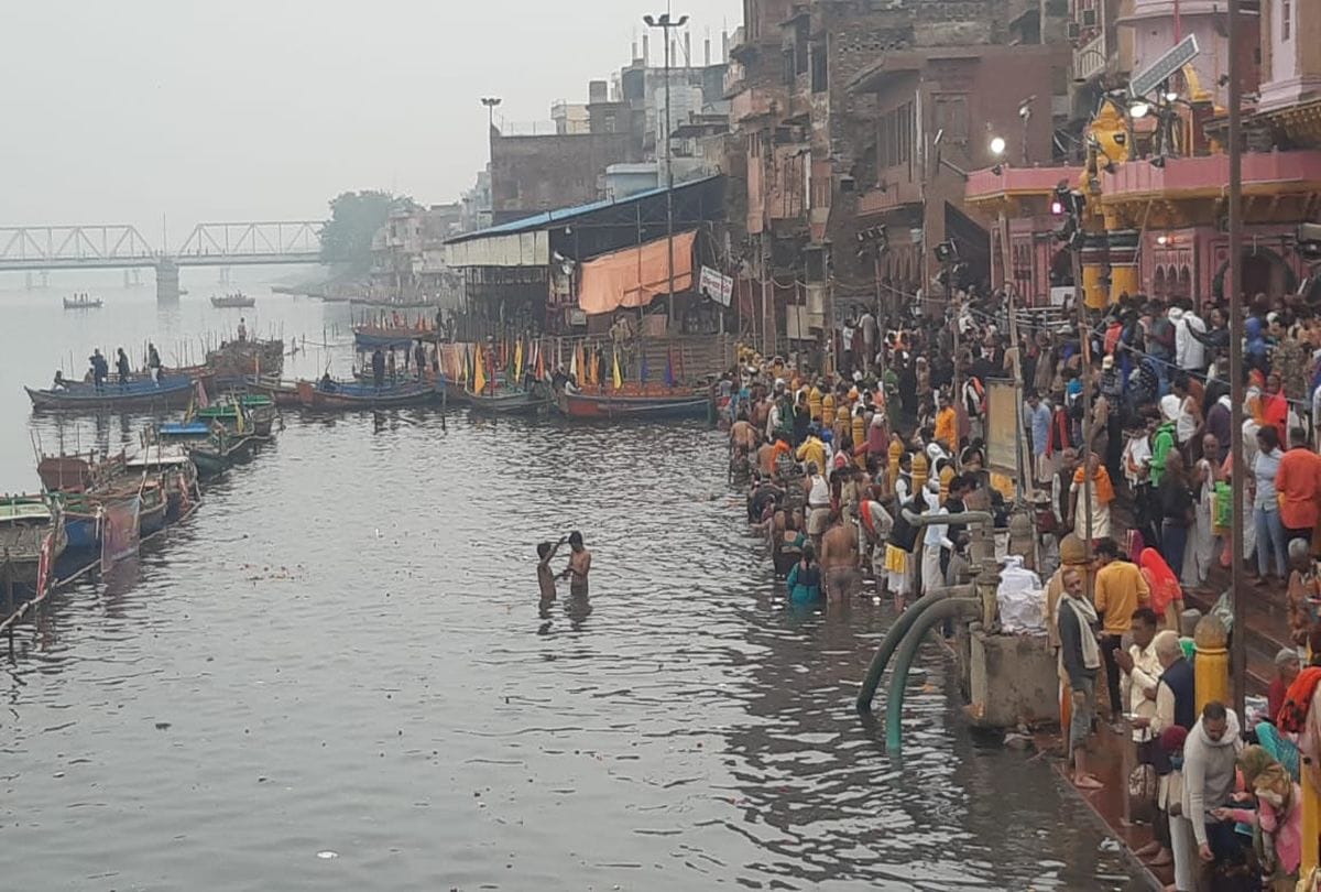 bhaiya dooj celebrate devotees take bath in yamuna on Yama Dwitiya