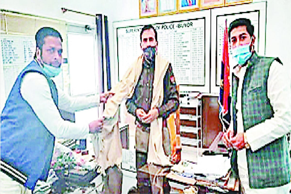 The accused honored the SP and the photo viral in Bijnor